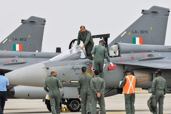 Chương trình Tejas do Hindustan Aeronautics Limited (HAL) phát triển, từ lâu đã được Thủ tướng Narendra Modi ủng hộ như là nền tảng cho nỗ lực tự chủ về quốc phòng của Ấn Độ.