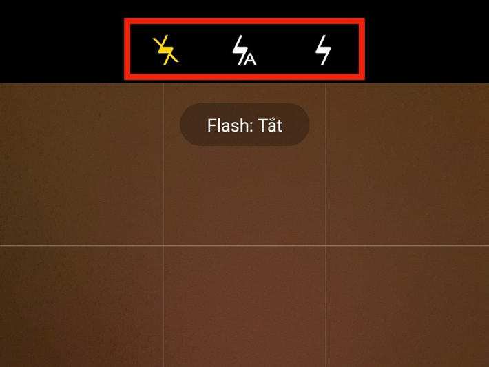 Khi chụp ảnh siêu trăng bằng điện thoại, bạn nên tắt đèn flash vì đèn flash chỉ có tác dụng chiếu sáng các vật thể gần trong điều kiện thiếu sáng, nhưng Mặt Trăng ở rất xa nên đèn flash không ảnh hưởng được đến ánh sáng của Mặt Trăng. Nếu bật flash, ánh sáng mạnh từ đèn sẽ làm ảnh chụp bị cháy sáng, mất đi chi tiết và chất lượng hình ảnh. Vì vậy, tắt flash sẽ giúp bạn ghi lại được hình ảnh siêu trăng tự nhiên và rõ nét hơn.