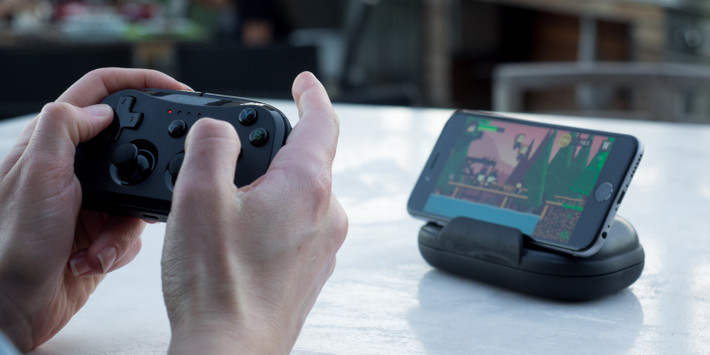 Thay vì phải thoát ra khỏi game để tìm kiếm hướng dẫn, giờ đây người dùng có thể đặt câu hỏi bằng giọng nói và nhận được sự trợ giúp ngay lập tức. Tính năng này sẽ bắt đầu được triển khai trong một số tựa game được chọn trong vài tháng tới.