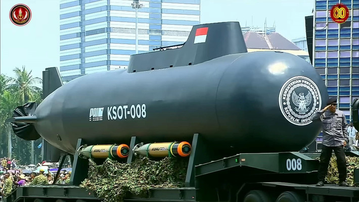 Tàu có thể điều khiển từ xa qua tín hiệu vô tuyến hoặc liên lạc vệ tinh trong phạm vi tới 322 km, giúp duy trì khả năng tác chiến linh hoạt ngay cả ở khoảng cách xa bờ.