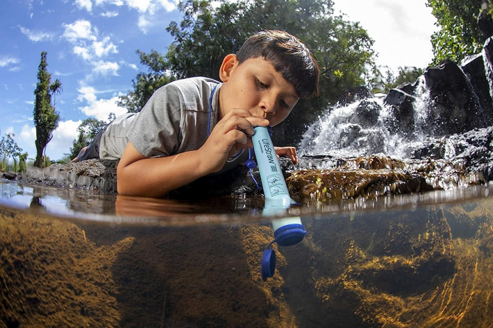 LifeStraw là một giải pháp tiện lợi để có nước uống an toàn sử dụng như một vật phẩm thiết yếu khi dã ngoại. Đây là sản phẩm ao ước của mọi hướng đạo sinh trong các đợt cắm trại. Những bậc thầy sinh tồn cũng sở hữu nó như chiếc phao cứu sinh. LifeStraw loại bỏ vi khuẩn, ký sinh trùng và các chất độc hại khác khỏi nước tự nhiên bằng màng vi lọc. Hiện nó đang được bán chỉ với giá 240,000 đồng.