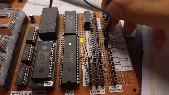 Ý tưởng cho dự án xuất phát từ một thí nghiệm đơn giản với chip nhớ EPROM, vốn thường được dùng để điều khiển các hệ thống cơ bản như điều chỉnh độ sáng đèn hoặc hiển thị chữ. Nhận thấy rằng có thể mô phỏng logic cơ bản bằng cách dùng bộ nhớ, tác giả bắt đầu nghĩ đến việc mở rộng mô hình này thành một hệ thống xử lý hoàn chỉnh.