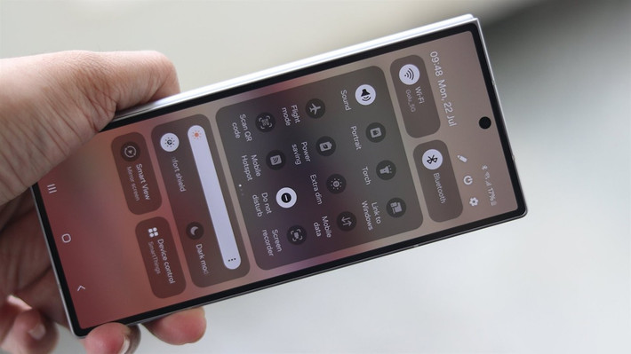 Theo báo cáo từ TheElec, Samsung có kế hoạch sử dụng titan trong Galaxy Z Fold7 và điện thoại gập ba đầu tiên của hãng, dự kiến sẽ ra mắt vào nửa cuối năm nay. Chất liệu titan được cho là sẽ được sử dụng ở mặt sau của cả hai thiết bị, không giống như Galaxy S25 Ultra dùng chất liệu này cho khung viền.