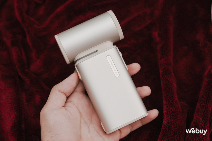 Jisulife Ultra1 có thiết kế tối giản với kích thước nhỏ gọn, dễ dàng cầm nắm và mang theo bên mình. Vỏ ngoài được làm từ hợp kim nhôm, tạo cảm giác chắc chắn và tăng độ bền khi sử dụng lâu dài. Khác với nhiều mẫu quạt cầm tay trên thị trường, Ultra1 được trang bị núm xoay dạng con lăn, cho phép người dùng điều chỉnh tốc độ từ 1% đến 100%, hiển thị trực quan thông qua màn hình LED. Cấu trúc này giúp việc kiểm soát luồng gió trở nên đơn giản và chính xác hơn, đáp ứng nhu cầu sử dụng linh hoạt.