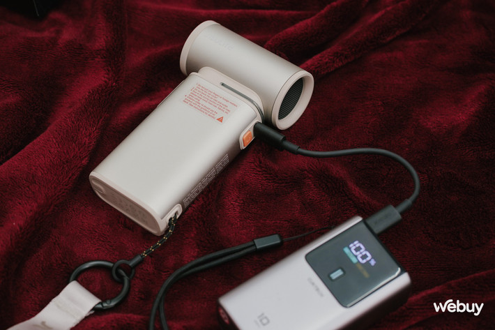 Quạt có viên pin dung lượng lên tới 9.000mAh. Thời gian sạc đầy pin mất khoảng 2,5 giờ với công nghệ sạc nhanh 18W, một con số khá hợp lý với dung lượng pin lớn. Tuy nhiên, khi sử dụng ở tốc độ cao nhất, độ ồn ghi nhận đạt mức khoảng 50 dB, tương đương với tiếng quạt gió thông thường, nhưng có thể gây chút khó chịu trong không gian yên tĩnh.