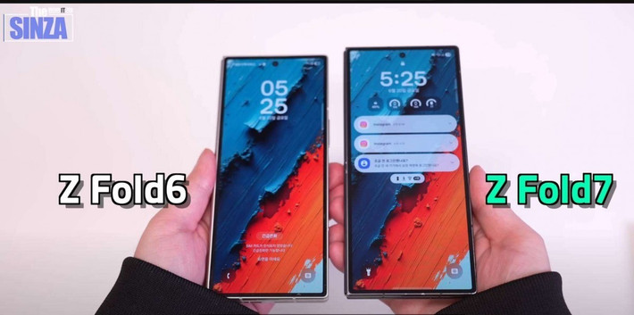 Kênh YouTube TheSINZA vừa đăng tải một video mới cho thấy nguyên mẫu Galaxy Z Fold7 được tạo ra dựa trên các tin đồn, rò rỉ. Khi đặt cạnh Z Fold6, mẫu smartphone màn hình gập này trông mỏng hơn đáng kể.