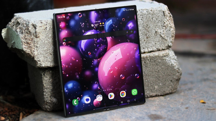 Teaser mới nhất mô tả Galaxy Z Fold7 không tiết lộ thông số kỹ thuật chính thức của Galaxy Z Fold7 nhưng theo nhiều báo cáo và tin đồn xuất hiện thời gian qua, điện thoại dự kiến sẽ có màn hình chính 8.2 inch và kích thước màn hình phụ là 6.5 inch. Cải tiến này đã được công ty mang đến cho mẫu Galaxy Z Fold Special Edition, hứa hẹn mang đến không gian hiển thị rộng rãi hơn cho người dùng.