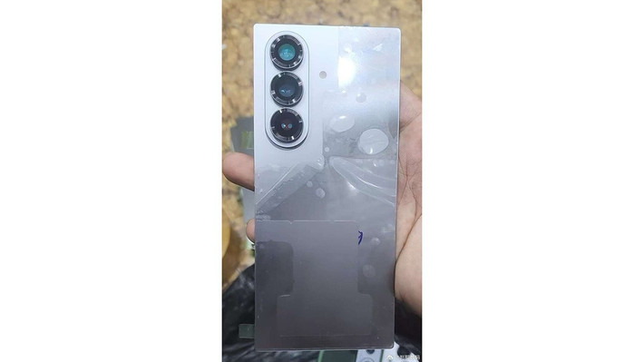 Galaxy Z Fold7 sẽ có mặt lưng được thiết kế phẳng với 4 góc được bo tròn nhẹ, mang đến vẻ đẹp nam tính, cứng cáp. Điện thoại sở hữu mô-đun camera hình viên thuốc, chứa 3 ống kính bên trong và đèn flash LED nằm bên ngoài. Về kích thước, điện thoại được cho là có số đo 158.4 x 143.1 x 3.9 mm, cho thấy độ mỏng ấn tượng.