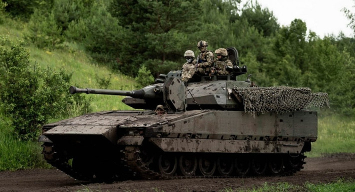 Quân đội Ukraine đang sử dụng xe chiến đấu bộ binh CV90 do Thụy Điển viện trợ để cơ động binh sĩ, sơ tán thương binh, và còn thực hiện cả vai trò hỗ trợ hỏa lực nếu cần thiết. Đây được xem là sự tùy biến theo yêu cầu chiến trường.