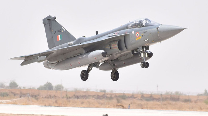 Ngoài phục vụ trong IAF, chính phủ New Delhi còn rất hy vọng sẽ xuất khẩu được tiêm kích Tejas để cạnh tranh với những dòng chiến đấu cơ hạng nhẹ khác như J-10 của Trung Quốc hay JAS-39 Gripen do Thụy Điển chế tạo.
