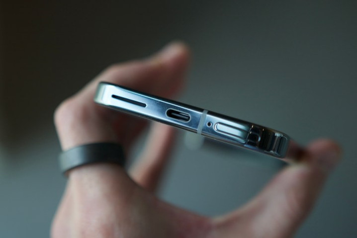 Hơn nữa, Google dường như đã nhầm lẫn vị trí khe cắm SIM và cổng USB-C. Theo hình ảnh, khe cắm SIM dường như đã được chuyển đến góc trên bên trái của thiết bị, trong khi cổng USB-C dường như có hai lỗ cắt giống hệt nhau giống như loa ở hai bên.