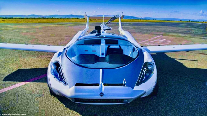Mặc dù hiện nay vẫn dùng xăng, nhưng AirCar sẽ chuyển sang động cơ điện ngay khi mật độ năng lượng của pin đạt mức đủ dùng, theo ông Anton Zajac, đồng sáng lập Klein Vision, chia sẻ với The Next Web. AirCar sẽ phù hợp với các chuyến đi cá nhân giải trí hoặc dịch vụ taxi kiểu Uber trên không, theo lời nhà phát triển.