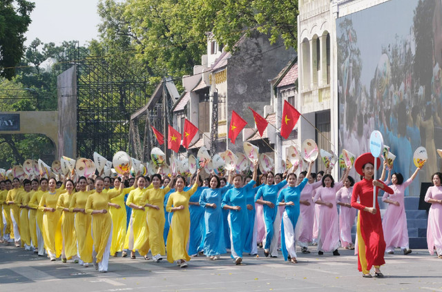 70 năm văn hóa Hà Nội: Yêu từng góc phố, tiếng rao đêm... - Hình 6 70 nam van hoa Ha Noi: Yeu tung goc pho, tieng rao dem...-Hinh-6