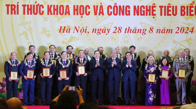 Chủ tịch Quốc hội Trần Thanh Mẫn: “Các trí thức tiêu biểu là tấm gương truyền cảm hứng” - Hình 3 Chu tich Quoc hoi Tran Thanh Man: “Cac tri thuc tieu bieu la tam guong truyen cam hung”-Hinh-3