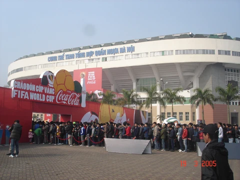 Dân Thủ đô xếp hàng dài diện kiến Cúp vàng World Cup