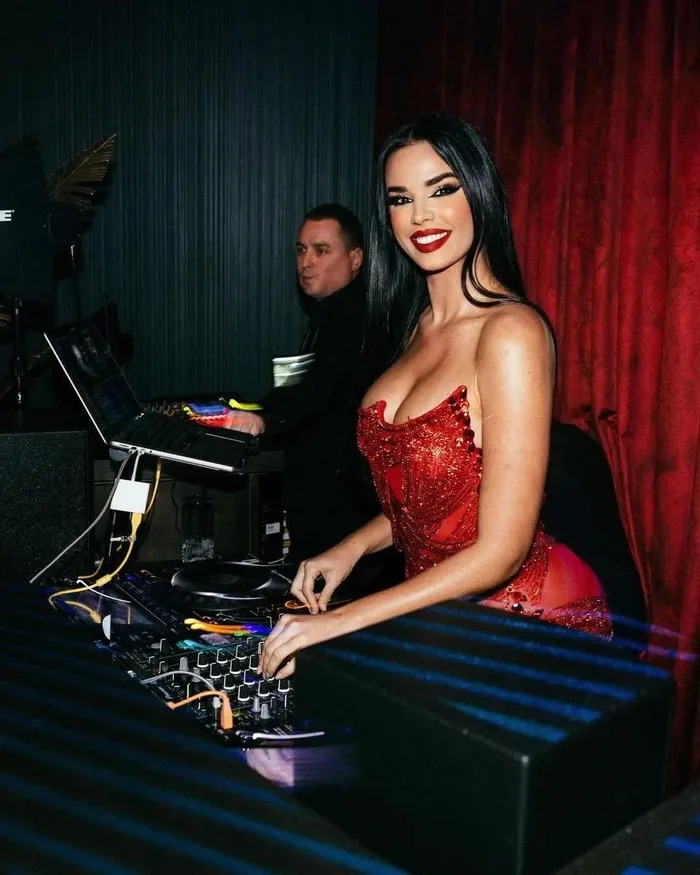 Sau World Cup 2022, cô bắt đầu giao lưu với nhiều ngôi sao hạng A như Jamie Foxx, Drake và thậm chí còn tham dự một bữa tiệc do Leonardo Dicaprio tổ chức.