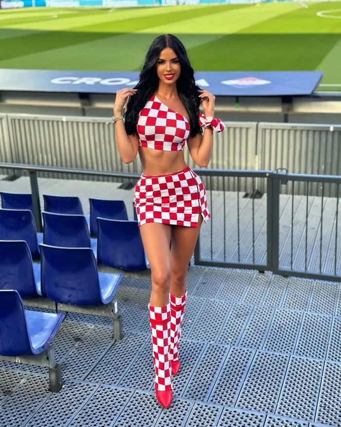 Trang phục từ đầu đến chân được cô nàng lấy cảm hứng từ chiếc áo đấu cũng như lá cờ của đội nhà.