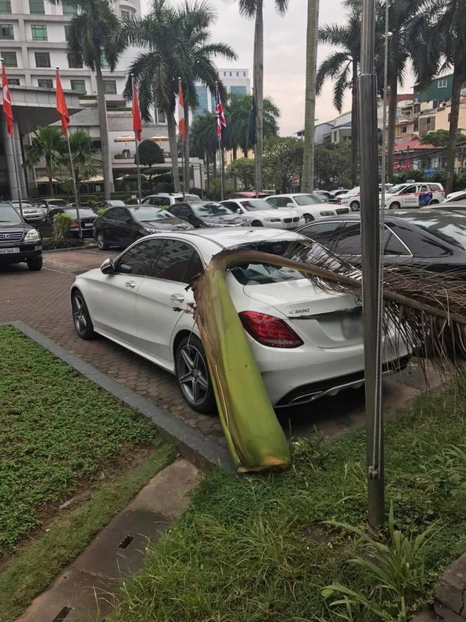 Trước đó, trên mạng cũng từng xuất hiện hình ảnh một chiếc ô tô bị vỡ kính chắn gió đằng sau khi đang đỗ trong khuôn viên khách sạn ở Hà Nội.