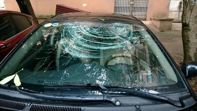 Đây vốn không phải là trường hợp đầu tiên ô tô bị thiệt hại vì vật cứng từ trên "trời" rơi xuống. Kính chắn gió của chiếc ô tô này bị rạn vỡ mảng lớn vì túi rác rơi trúng.