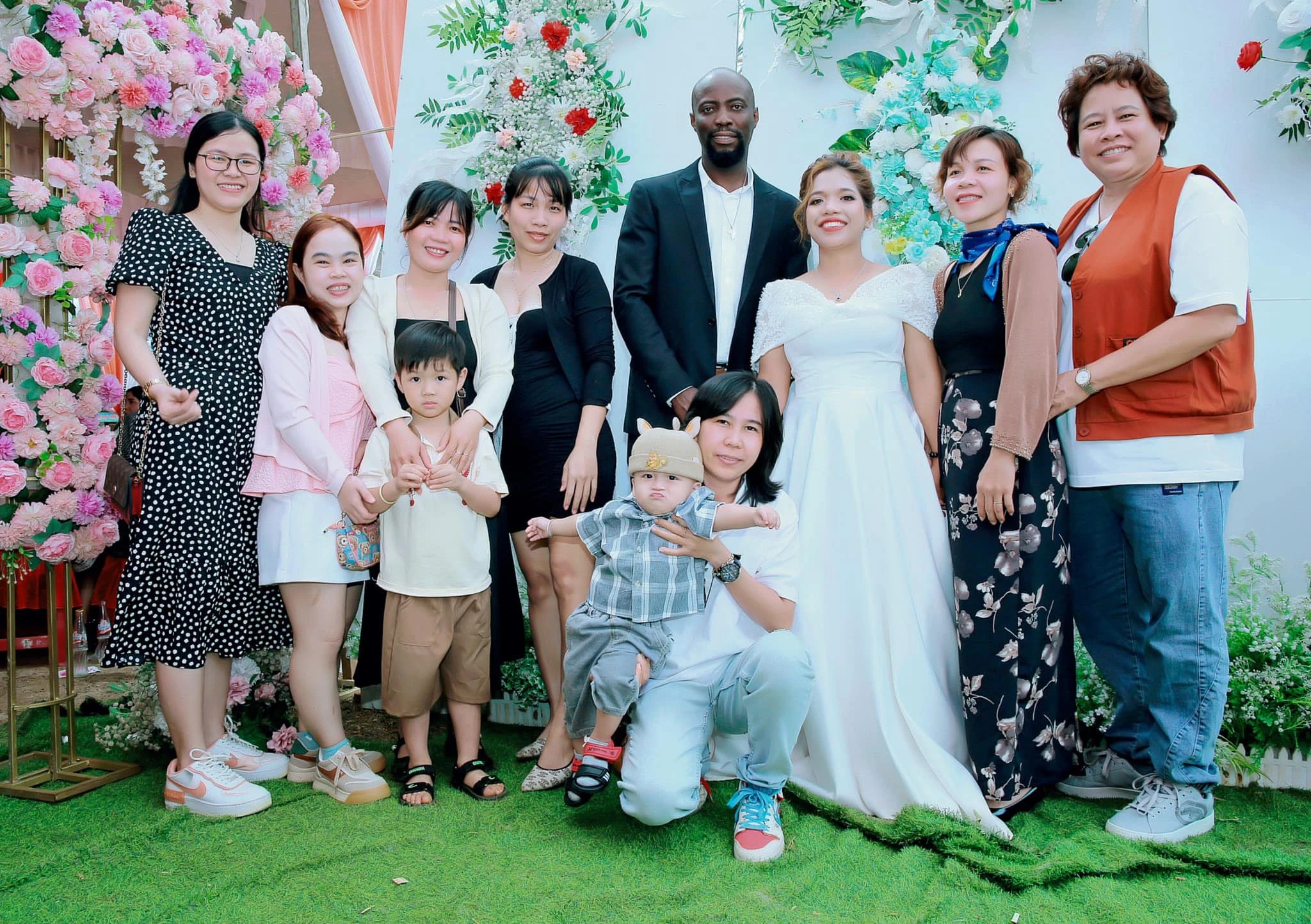 Lần đầu tiên hai người gặp nhau ở Malaysia vào năm 2016 sau 3 năm yêu xa. Cả 2 dù gặp lần đầu nhưng đã cảm thấy đối phương rất quen thuộc.