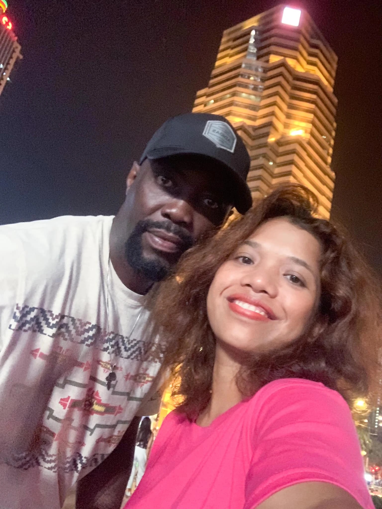 Đến cuối năm 2022, cảm thấy vẫn không thể nào quên được người con gái Việt Nam, anh Mozie Uchenna Clement quyết định nhắn tin lại cho chị H Thin Byă: "Em đợi anh, anh về Việt Nam cưới em"