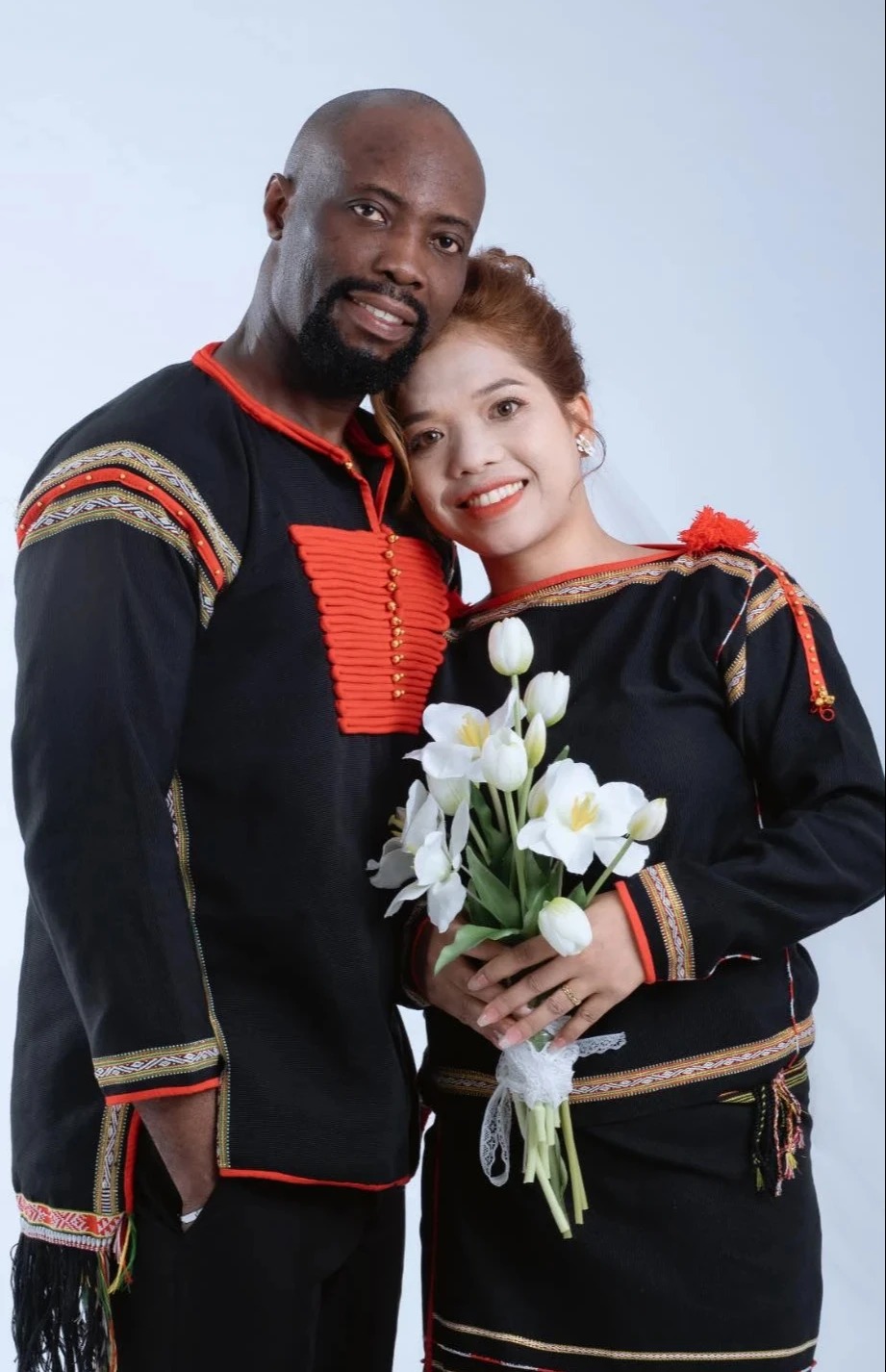 Được biết, ban đầu chị H Thin Byă chỉ là công nhân ở Bình Dương. Vào thời điểm năm 2013, với mong muốn được học và trao đổi tiếng Anh nên đã tìm người nước ngoài nói chuyện qua một ứng dụng trên Internet. Sau một thời gian sử dụng, chị quen anh với tâm thế bạn bè nói chuyện bình thường. Lúc đó, chị còn trẻ và cũng không tin vào tình yêu xuyên biên giới, anh cũng đang sống và làm việc ở Quảng Châu, Trung Quốc.