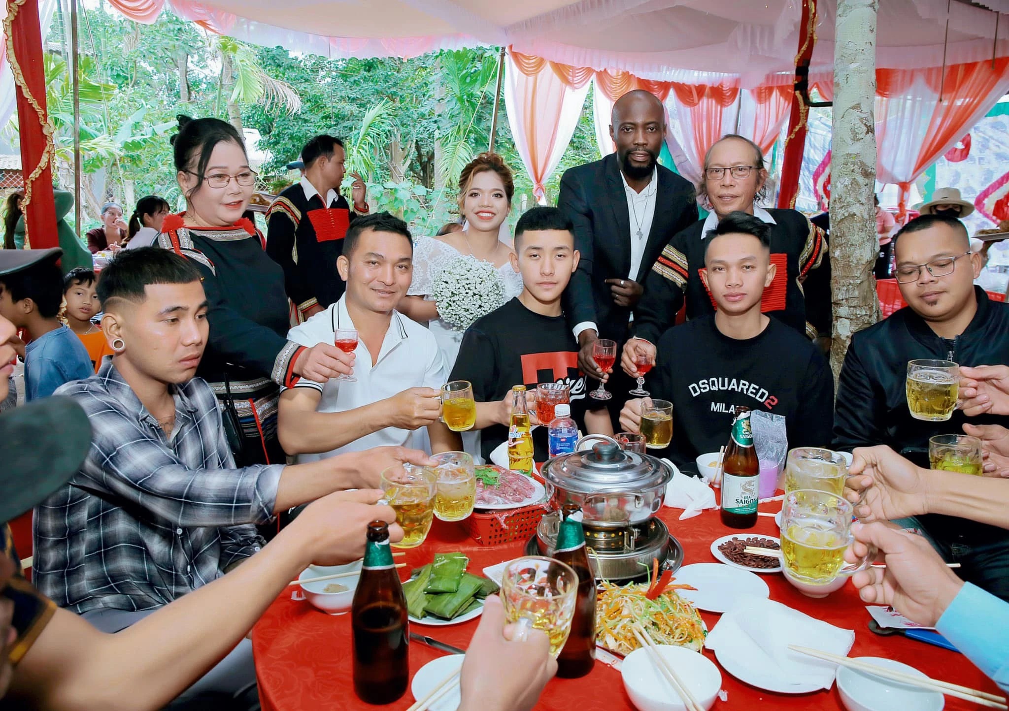 Hai người nói chuyện qua lại, bày tỏ tình cảm và quyết định yêu nhau nhờ sự kết nối qua điện thoại.