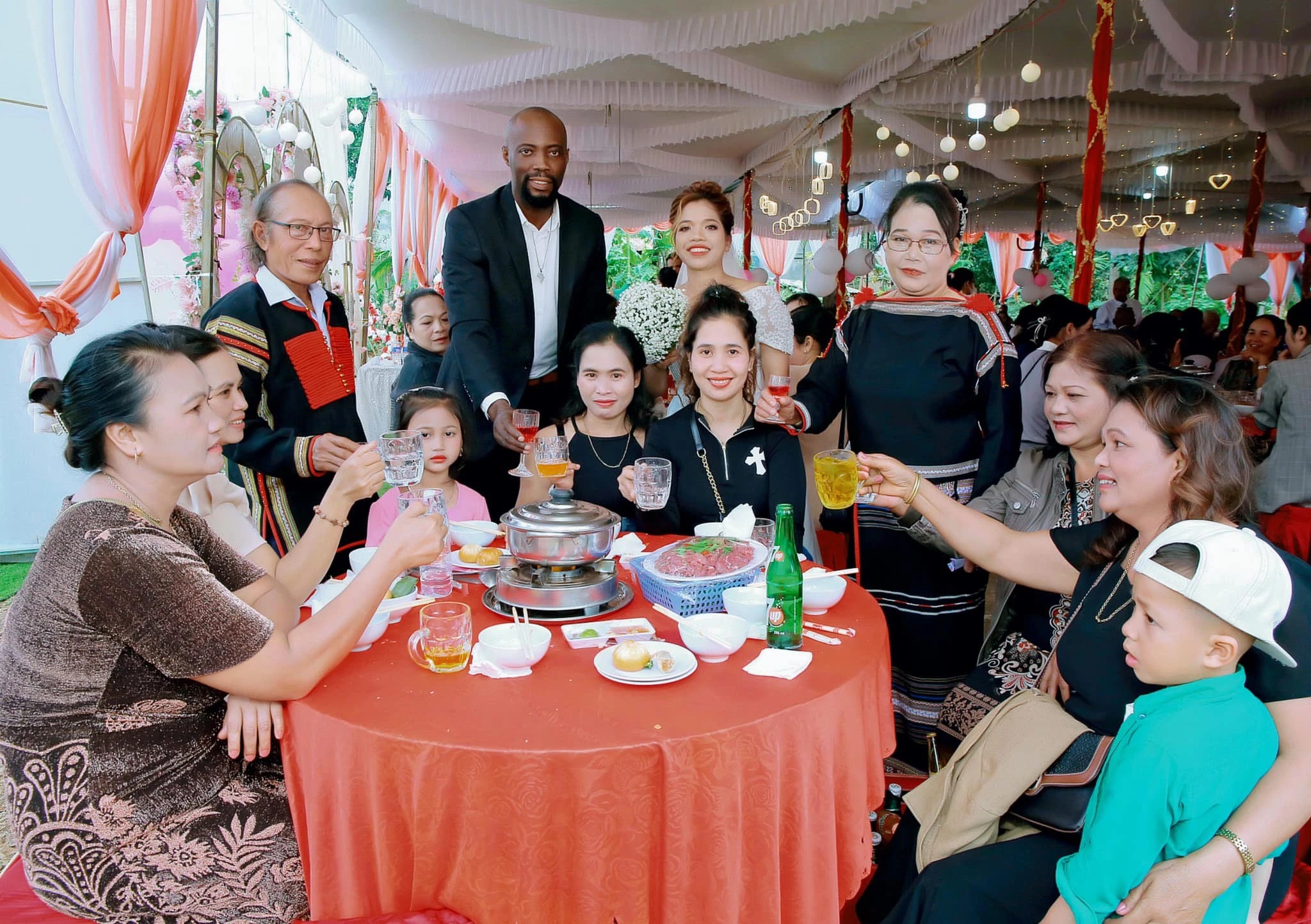 Tuy nhiên, chuyện tình cảm ấy tưởng chừng như không thắng nổi khoảng cách khi cả 2 từng vì thế mà chia tay trong 4 năm.