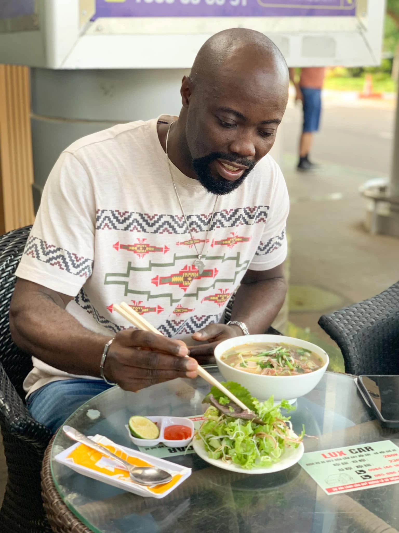 Khi đăng tải những video cuộc sống vợ chồng lên mạng, nhiều người bình luận tiêu cực cho rằng chị lấy người nước ngoài là vì kinh tế. Tuy nhiên chị H Thin Byă khẳng định gia cảnh chồng cũng không khá giả, cả 2 đến với nhau vì tình yêu.