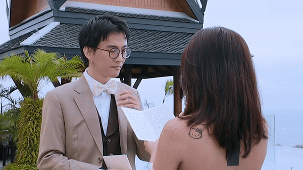 Trên trang cá nhân, Diệp Lê đăng tải khoảnh khắc xúc động của cô cùng người bạn đời. Trong giây phút thiêng liêng dưới sự dõi theo của người thân và bạn bè, cả 2 đã chia sẻ những lời tâm sự đầy xúc động.