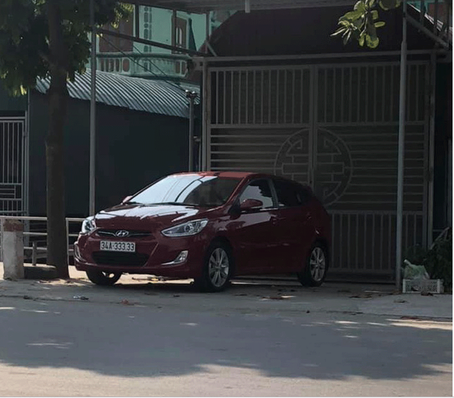 Đây là một chiếc Hyundai Accent bản hatchback. Giá giao dịch trên thị trường hiện nay khoảng trên dưới 400 triệu đồng. Vì vậy, theo nhiều dân buôn xe, nếu bán được với mức giá 600 triệu đồng thì đã quá "hời".