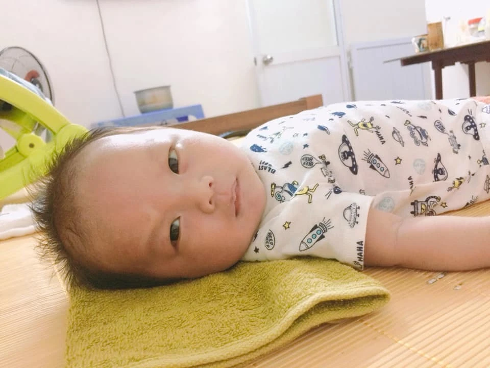 Cậu bé 2 tháng tuổi có khuôn mặt “giải trí” 7749 bức ảnh một sắc thái