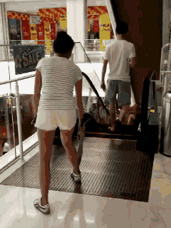 Cô gái này cực kỳ cẩn thận khi có hẳn một kế hoạch hành động kiểm tra với chiếc ô của mình. Cô nàng gõ gõ kiểm tra xem những thanh ghép có vấn đề gì không rồi mới thận trọng bước xuống.