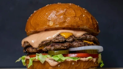 Bánh mì kẹp thịt gần 300 triệu đồng, có tiền cũng khó mua