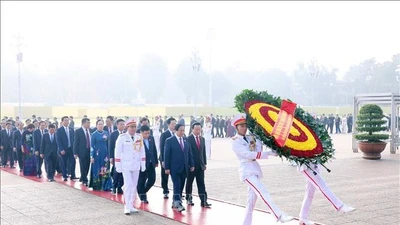 Đoàn đại biểu dự ĐH Đảng bộ Chính phủ vào Lăng viếng Chủ tịch Hồ Chí Minh