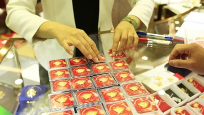 Giá vàng hôm nay 27/7: "Tuột dốc"?