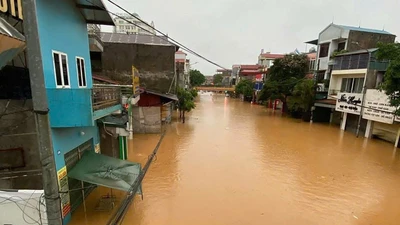Lạng Sơn ngập sâu, ô tô nổi lềnh bềnh trong biển nước