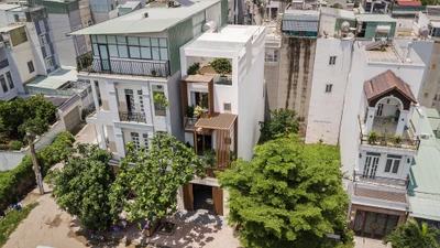 Nhà phố "ngập sáng" nhờ thiết kế lệch tầng và giếng trời
