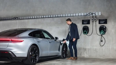 Sạc ôtô điện Porsche bị người dùng tố sạc chậm gấp đôi quảng cáo