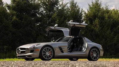 Mercedes SLS AMG 2011 cửa Gullwing odo gần 14.500km đấu giá gần 7,5 tỷ