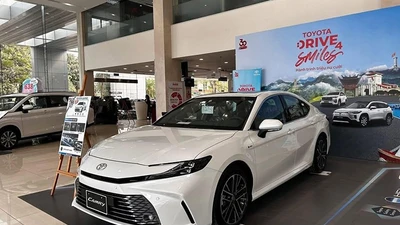 Toyota Camry VIN 2024 đang giảm hơn 100 triệu tại đại lý