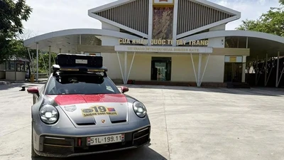 Porsche 911 Dakar "đi cày" 2 tháng Trung Quốc đã về Việt Nam