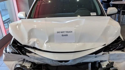 Toyota trưng bày Camry tai nạn "bẹp đầu, nát đuôi" ở đại lý