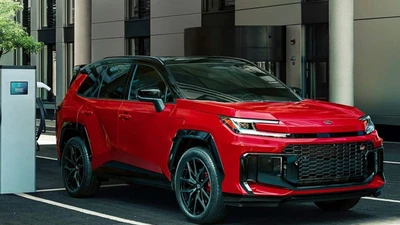 Toyota RAV4 GR Sport 2026 mạnh hơn xe thể thao "thứ thiệt"