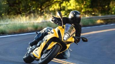 Suzuki GSX-8R 2025 - sport-touring lý tưởng giá cực mềm