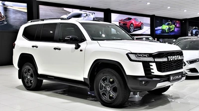 Toyota Land Cruiser LC300 bản máy dầu liên tục cháy hàng 