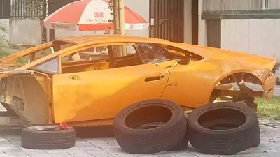 "Siêu bò" Lamborghini Huracan bị lột trơ khung ở vỉa hè Hà Nội