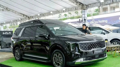 Cận cảnh Kia Carnival Thacoroyal 2025 hạng sang tại Việt Nam