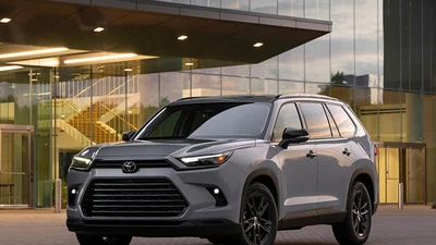 Toyota Grand Highlander 2026 ra mắt, giá hơn 1 tỷ đồng