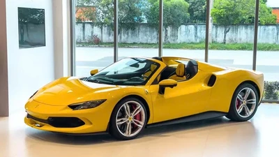 Đại gia Tp.HCM tậu Ferrari 296 GTS hơn 23 tỷ màu vàng lạ mắt